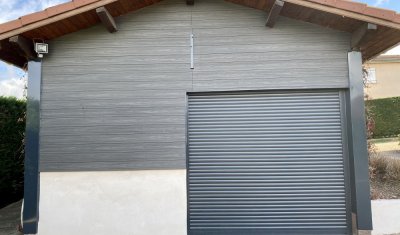 Installation de portes de garage anthracite avec bardage composite à Montbrison